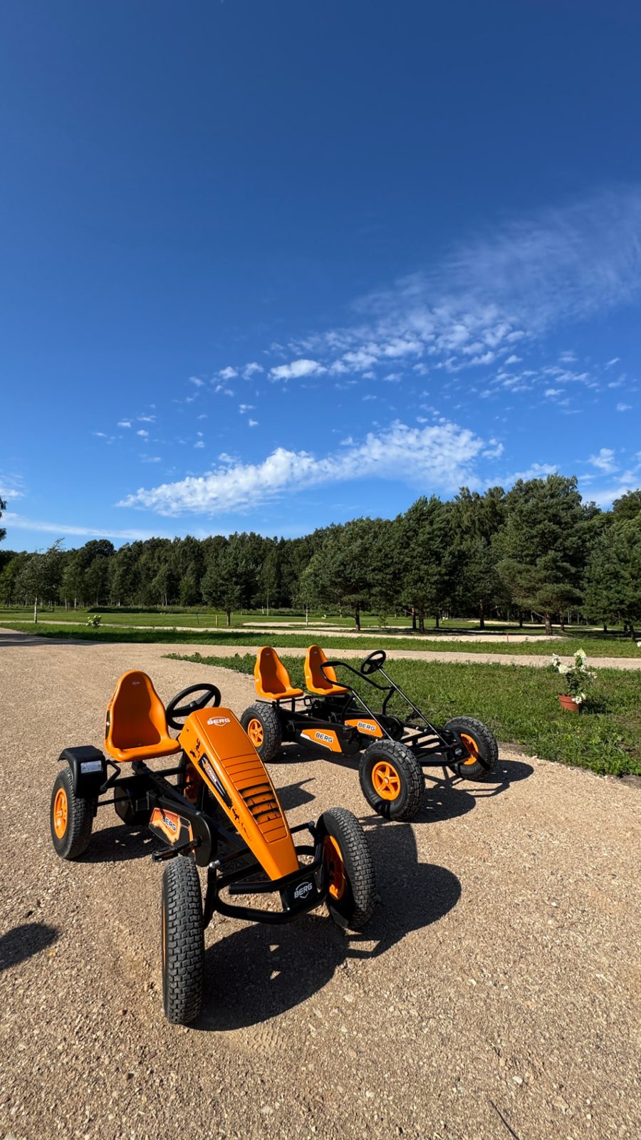 BERG pedāļu kartingi pie celiņa
