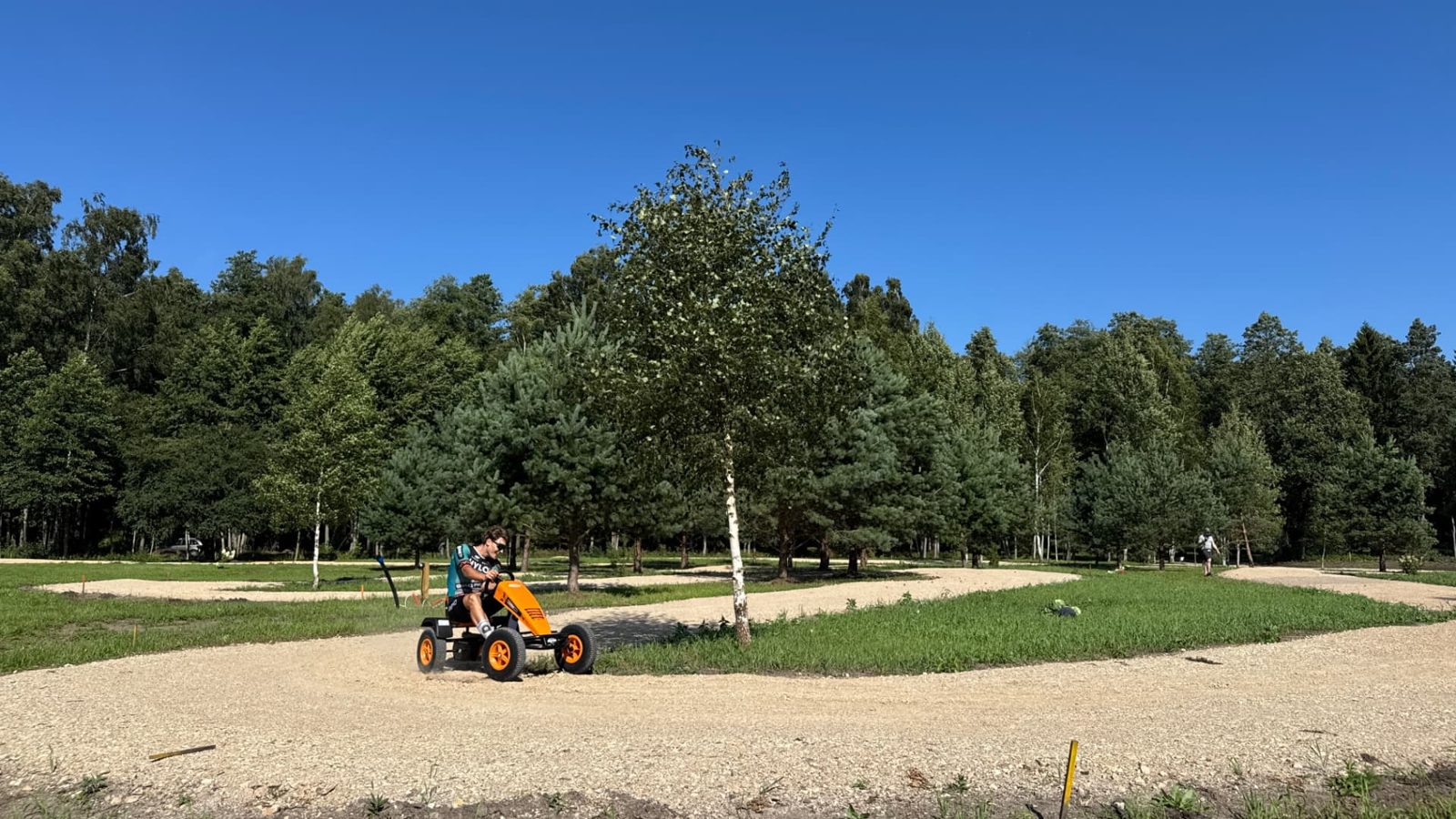 Pedāļu kartings uz parka celiņa